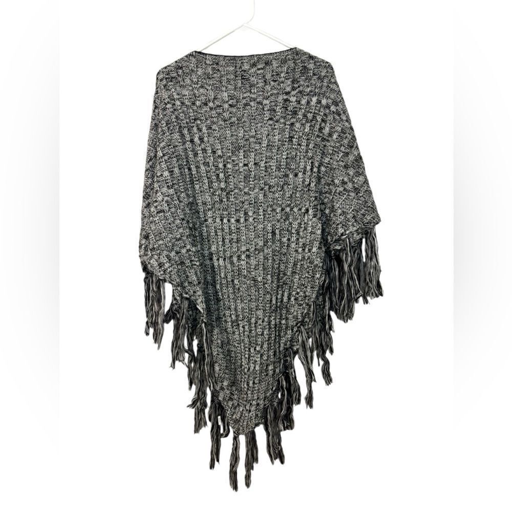 Torrid Gray Cable Knit Poncho Gray Poncho Fringe Tassels Asymmetrical Shawl OS - Picture 3 of 7